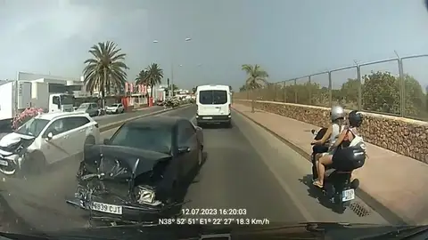 VÍDEO: un joven de 29 años, herido grave tras un choque frontal con varios vehículos implicados en Ibiza VÍDEO: un joven de 29 años, herido grave tras un choque frontal con varios vehículos implicados en Ibiza