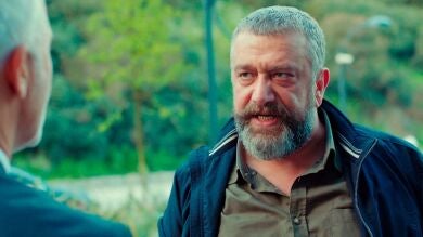 Mustafá vuelve a amenazar a Halit para que le dé más dinero, pero él se lo niega: 