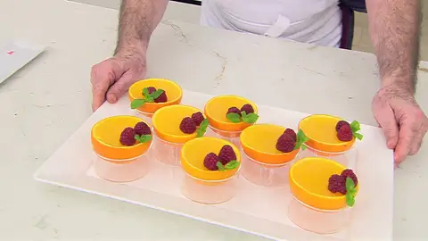 Karlos Arguiñano nos enseña a preparar una sobremesa ideal para que los más pequeños de la casa se animen a comer fruta. ¡Irresistible, muy sencilla y llena de vitaminas! Karlos Arguiñano nos enseña a preparar una sobremesa ideal para que los más pequeños de la casa se animen a comer fruta. ¡Irresistible, muy sencilla y llena de vitaminas!