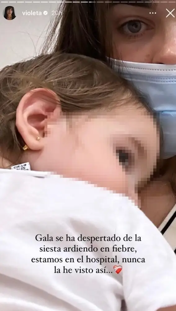 Violeta acude al hospital con su hija Gala