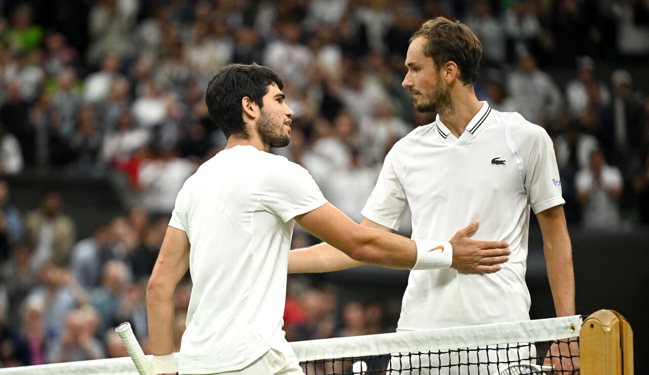 Carlos Alcaraz y el tenista ruso Daniil Medvedev