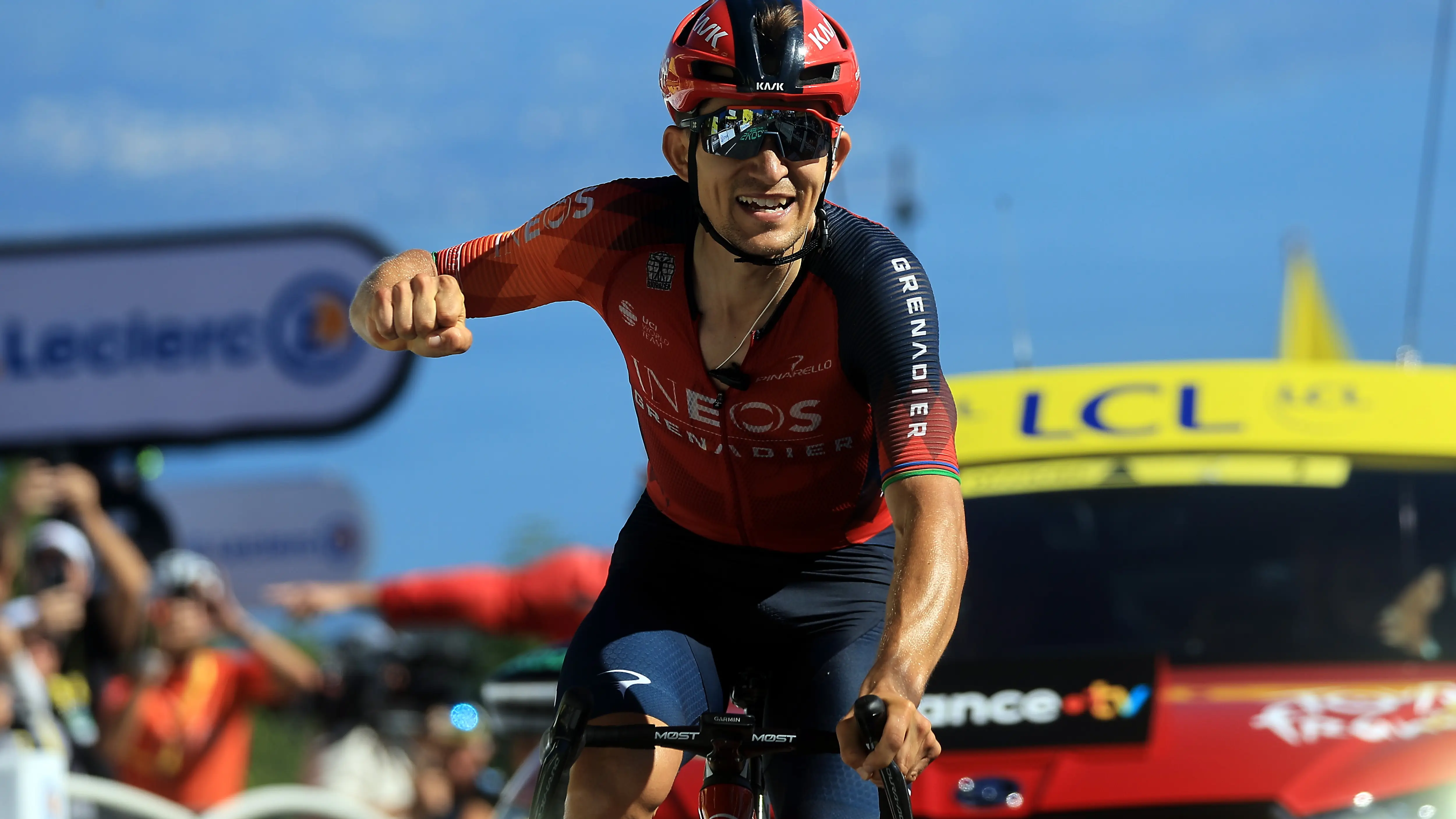 Kwiatkowski cruzando la línea de meta en el Grand Colombier Kwiatkowski cruzando la línea de meta en el Grand Colombier