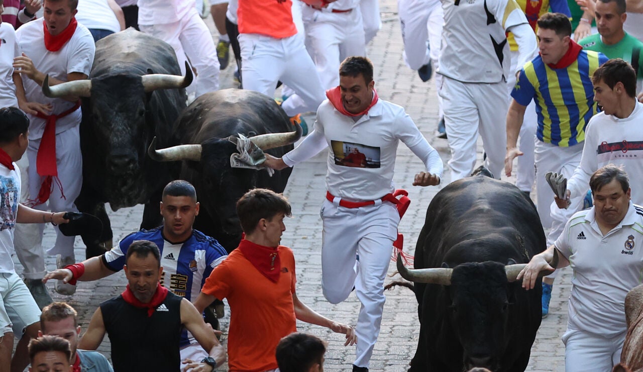 Los toros de la ganader&iacute;a de Miura en el octavo encierro