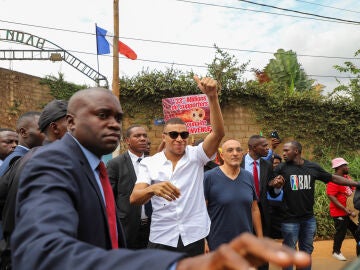 Kylian Mbappé durante su viaje por Camerún
