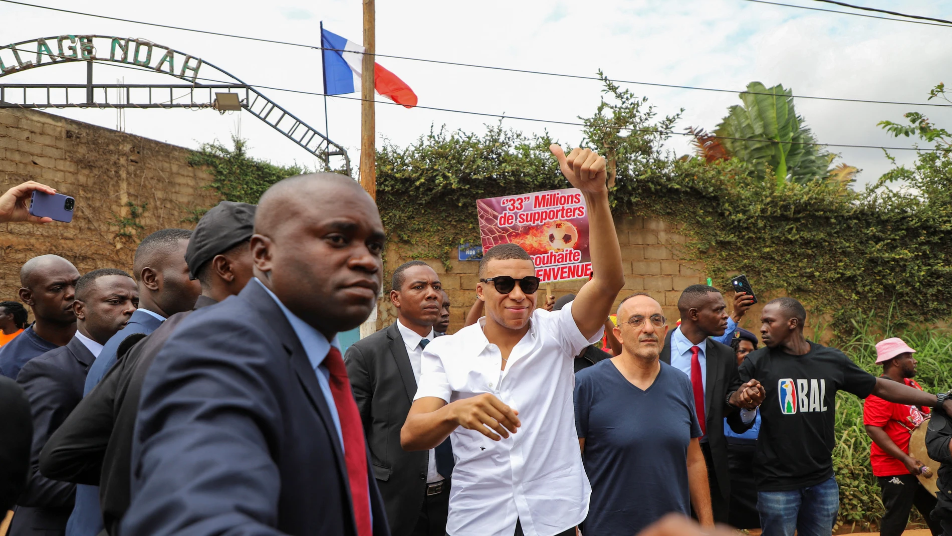 Kylian Mbappé durante su viaje por Camerún Kylian Mbappé durante su viaje por Camerún
