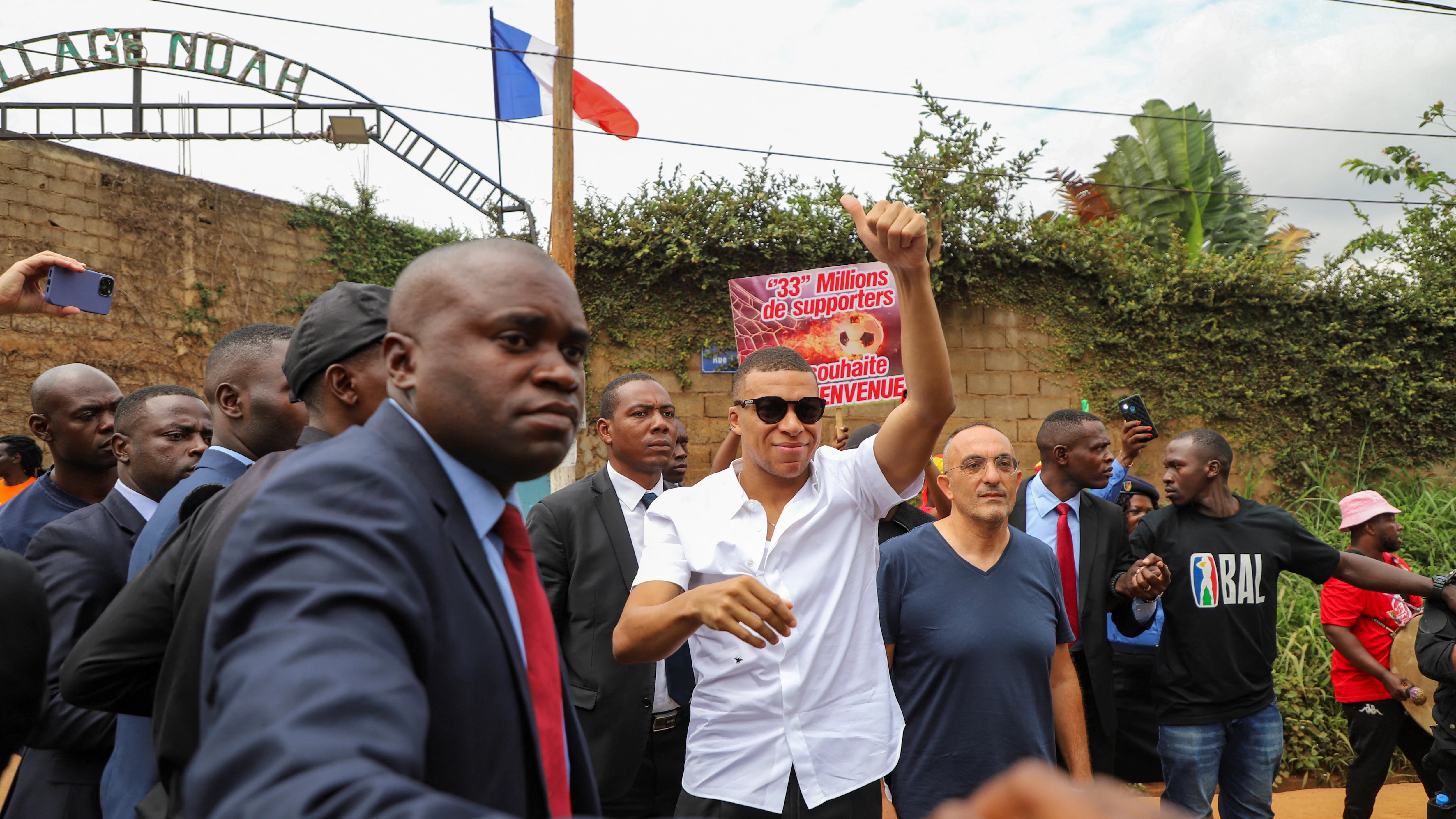 Kylian Mbappé durante su viaje por Camerún Kylian Mbappé durante su viaje por Camerún