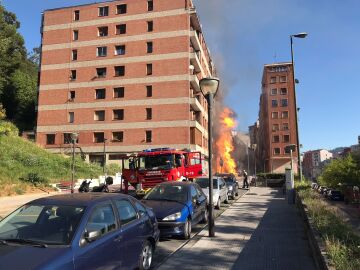 Incendio en un edificio en la calle Zamakola de Bilbao.