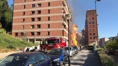 Incendio en un edificio en la calle Zamakola de Bilbao.