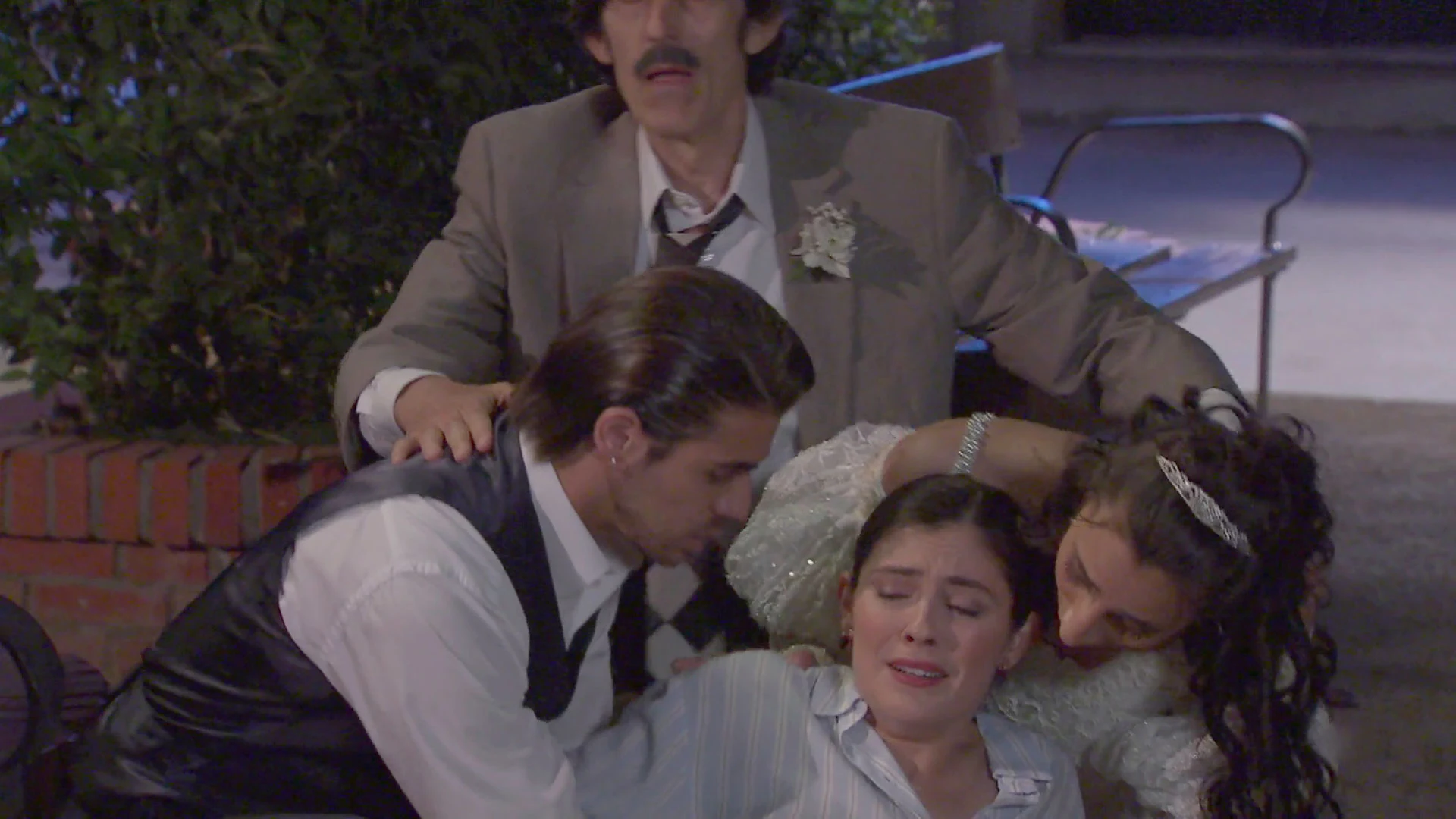 &iexcl;Tragedia en &lsquo;Amar&rsquo;!: Andrea, apu&ntilde;alada en la boda de Ciriaco y Maribel 