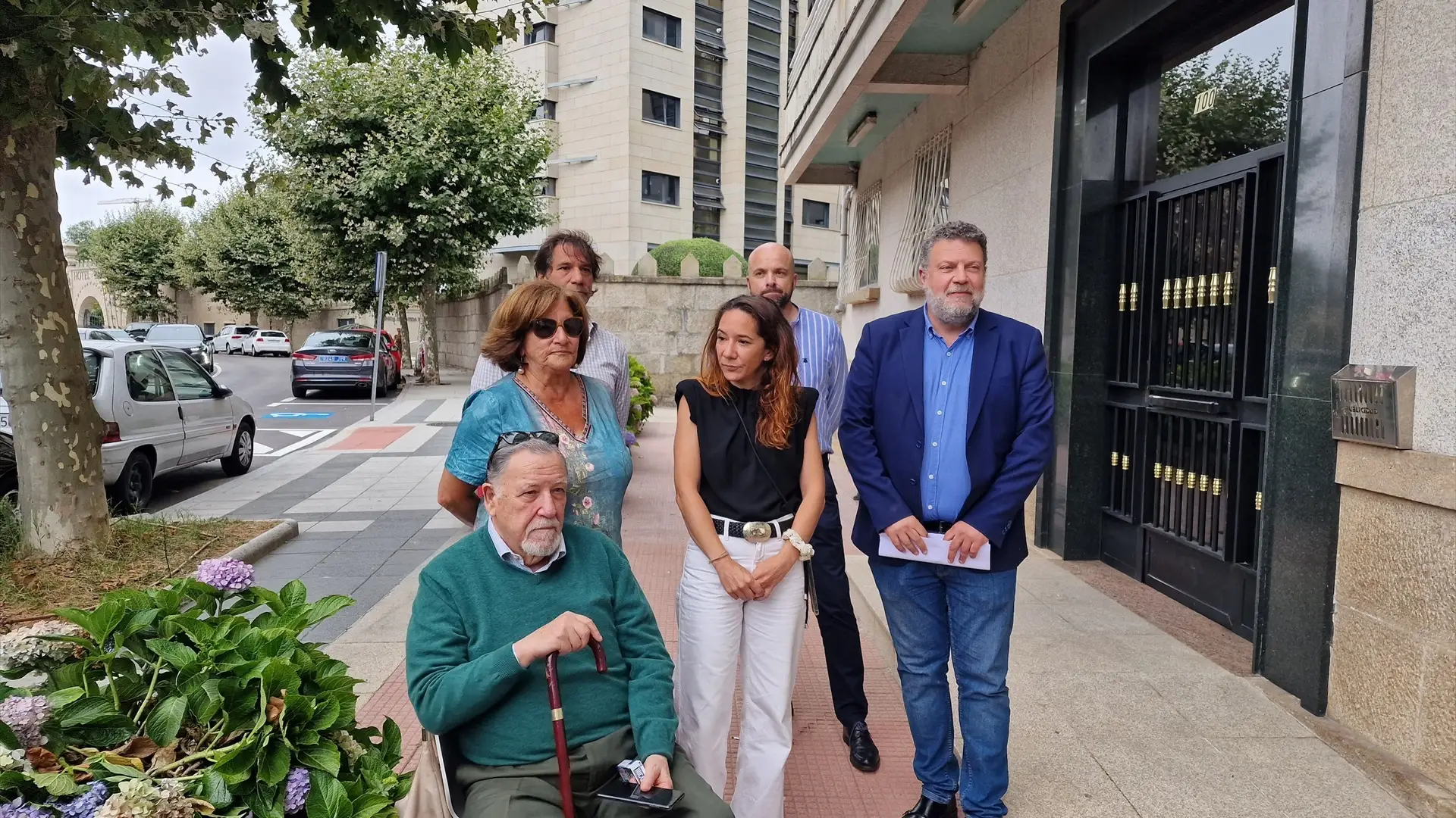 La familia de Déborah Fernández en el lugar donde residía la joven La familia de Déborah Fernández en el lugar donde residía la joven