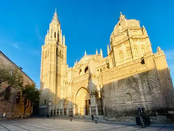 Cielo azul y catedral de Toledo Cielo azul y catedral de Toledo