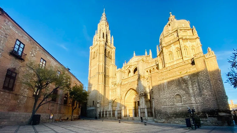 Cielo azul y catedral de Toledo Toledo