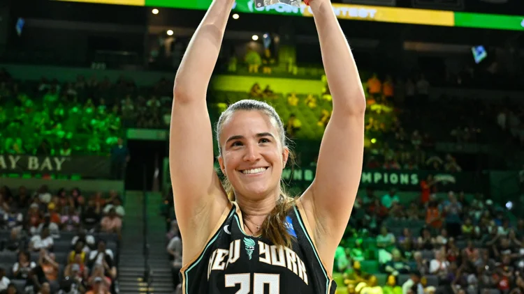 Sabrina Ionescu con el premio All Star tras batir un r&eacute;cord hist&oacute;rico