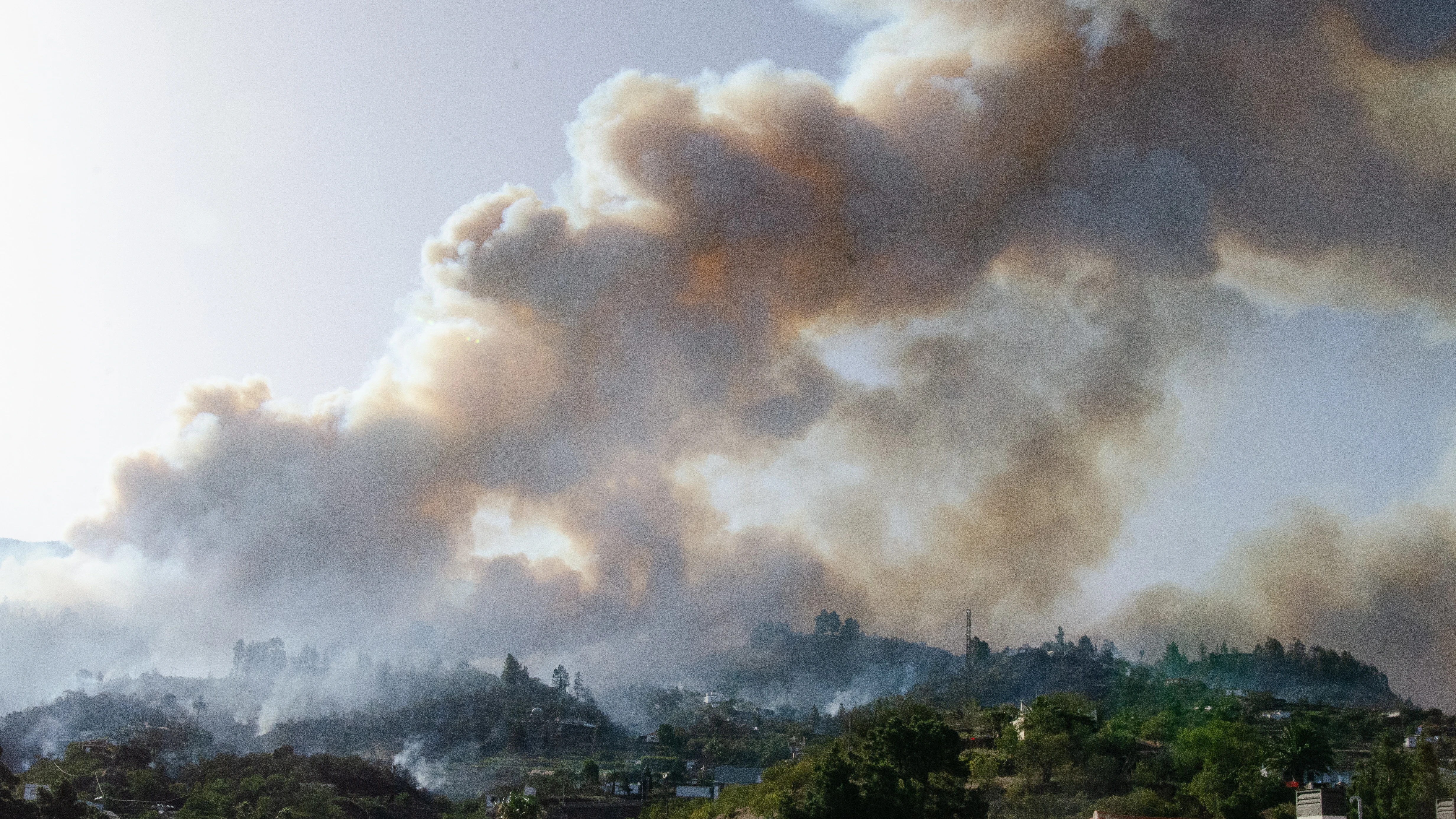 Un helicóptero lanza agua sobre las llamas del incendio forestal que comenzó esta madrugada en el municipio palmero de Puntagorda, y que ha obligado a varias viviendas y ha llevado a la evacuación de 32 vecinos de las proximidades. Un helicóptero lanza agua sobre las llamas del incendio forestal que comenzó esta madrugada en el municipio palmero de Puntagorda, y que ha obligado a varias viviendas y ha llevado a la evacuación de 32 vecinos de las proximidades.
