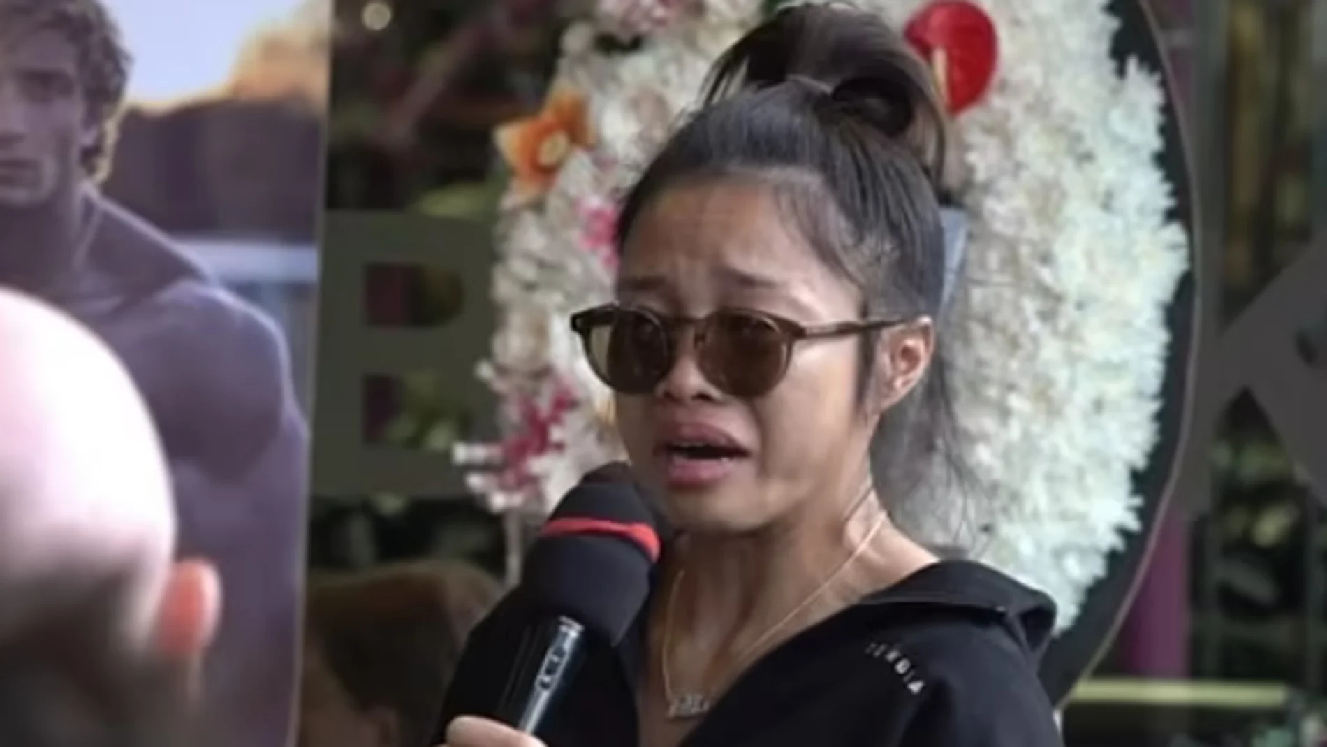 Nicha, la novia de Jo Lindner en un acto en memoria del influencer en Tailandia