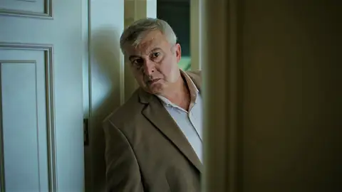 Burak golpea a Metin y le roba su pistola... ¿Conseguirá escapar? Burak golpea a Metin y le roba su pistola... ¿Conseguirá escapar?