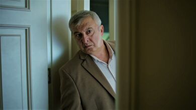 Burak golpea a Metin y le roba su pistola... ¿Conseguirá escapar?