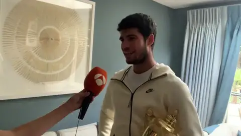 Carlos Alcaraz desvela a Antena 3 Deportes por qué ganar Wimbledon es "muchísimo más especial" Carlos Alcaraz desvela a Antena 3 Deportes por qué ganar Wimbledon es "muchísimo más especial"