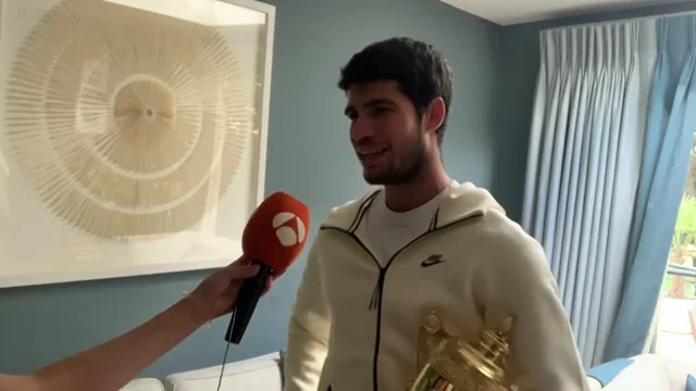Carlos Alcaraz desvela a Antena 3 Deportes por qué ganar Wimbledon es "muchísimo más especial" Carlos Alcaraz desvela a Antena 3 Deportes por qué ganar Wimbledon es "muchísimo más especial"