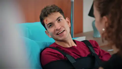 Tolga se recupera y agradece a Ömer que le haya donado sangre: "Ahora tengo una deuda contigo" Tolga se recupera y agradece a Ömer que le haya donado sangre: "Ahora tengo una deuda contigo"