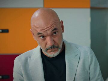 Ahmet le reprocha a la señora Sevgi que no le contaste antes que Ömer es su hijo: "¿No pensaste que tenía derecho a saberlo?"