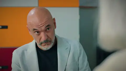 Ahmet le reprocha a la señora Sevgi que no le contaste antes que Ömer es su hijo: "¿No pensaste que tenía derecho a saberlo?" Ahmet le reprocha a la señora Sevgi que no le contaste antes que Ömer es su hijo: "¿No pensaste que tenía derecho a saberlo?"