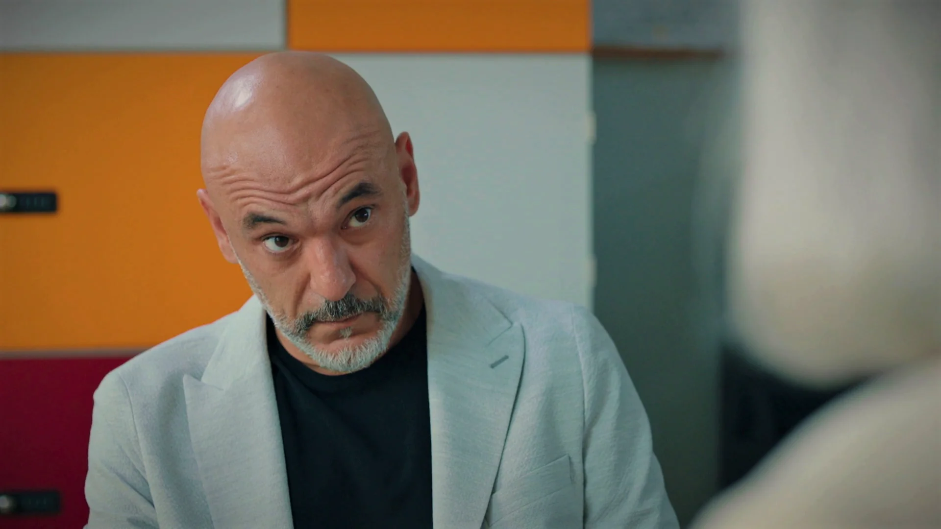 Ahmet le reprocha a la se&ntilde;ora Sevgi que no le contaste antes que &Ouml;mer es su hijo: "&iquest;No pensaste que ten&iacute;a derecho a saberlo?"