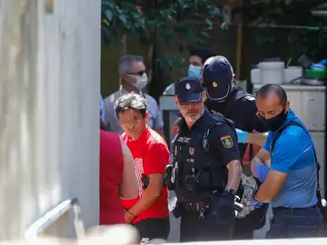Agentes de la Policía Nacional escoltan al detenido en VIgo Agentes de la Policía Nacional escoltan al detenido en VIgo