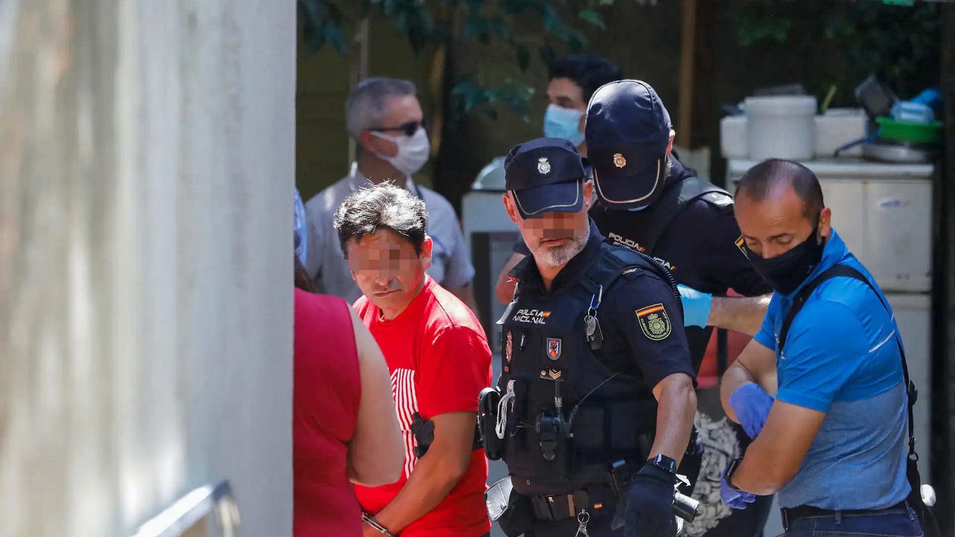 Agentes de la Polic&iacute;a Nacional escoltan al detenido en VIgo