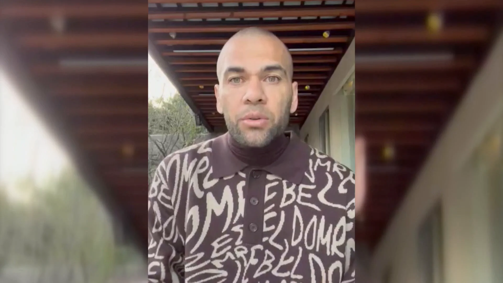 Vemos las primeras imágenes de Dani Alves ante la justicia desde que entró en prisión: “Para mí el respeto es todo" Vemos las primeras imágenes de Dani Alves ante la justicia desde que entró en prisión: “Para mí el respeto es todo"