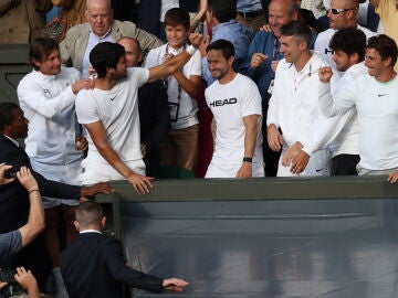 Carlos Alcaraz celebra la victoria en Wimbledon con su equipo