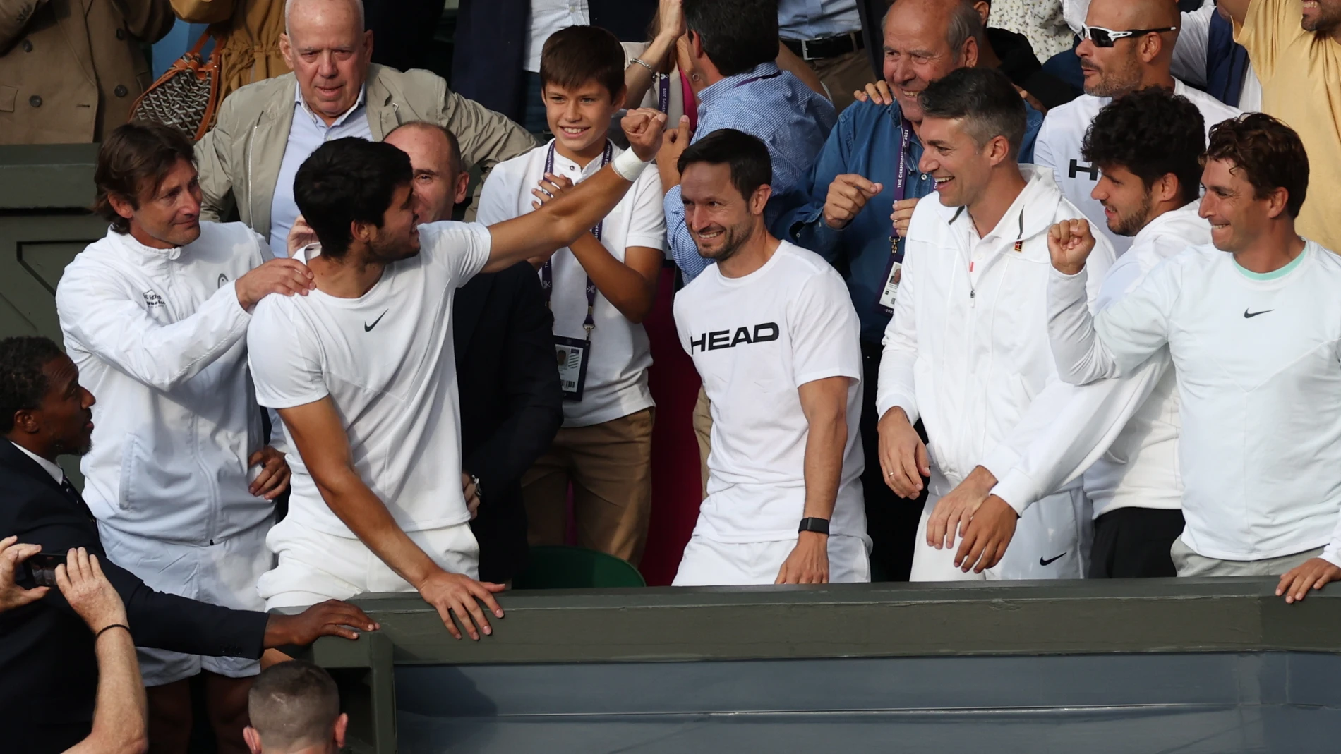 Carlos Alcaraz celebra la victoria en Wimbledon con su equipo