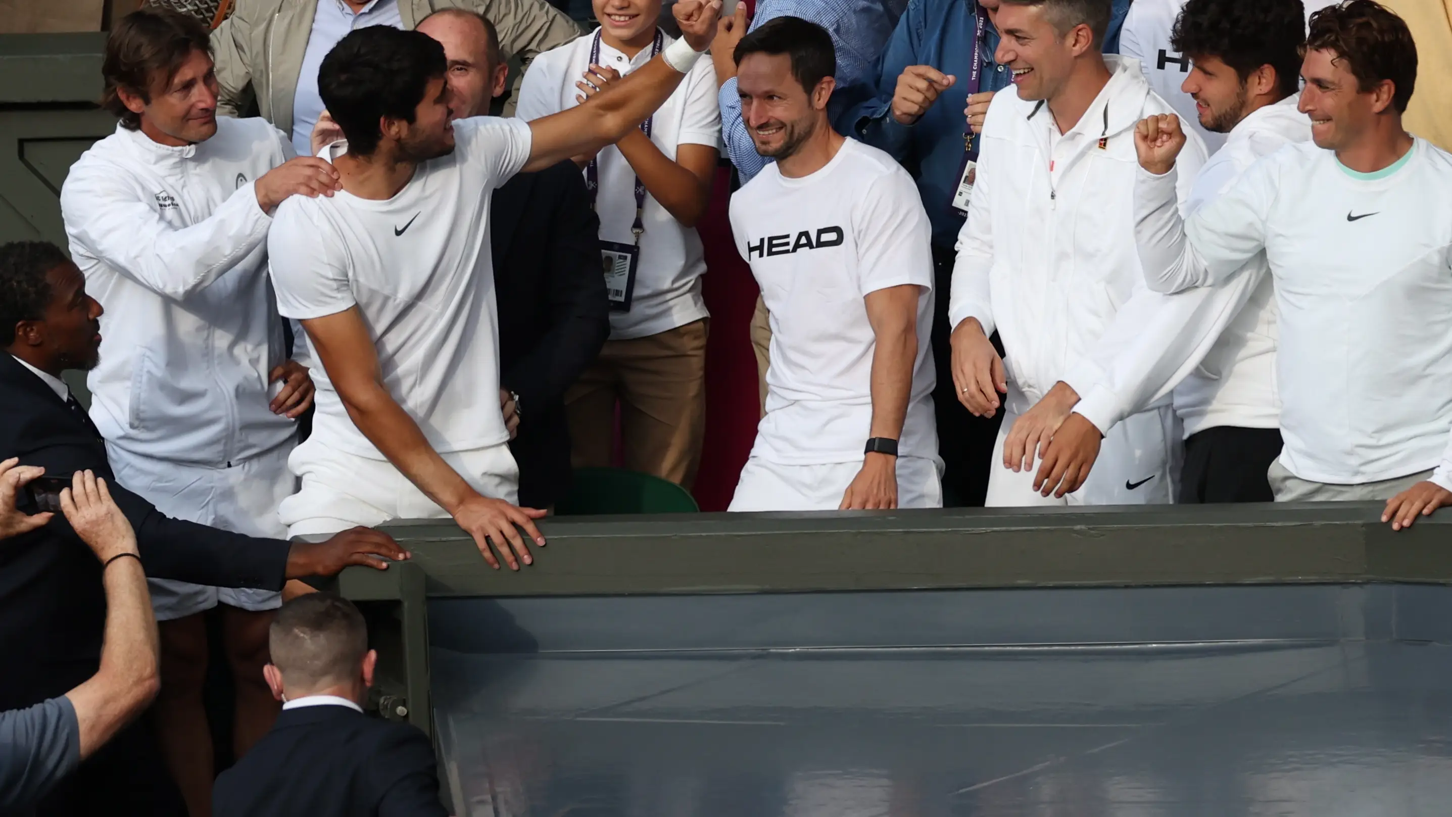 Carlos Alcaraz celebra la victoria en Wimbledon con su equipo