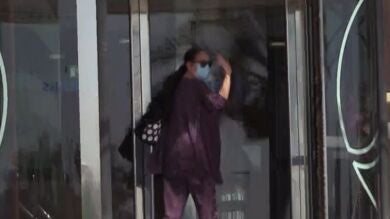 Las imágenes de Isabel Pantoja a su llegada al hospital para ver a su hijo Kiko Rivera, a punto de ser intervenido del corazón