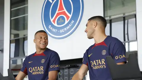 Mbappé sonríe a Hakimi Mbappé sonríe a Hakimi