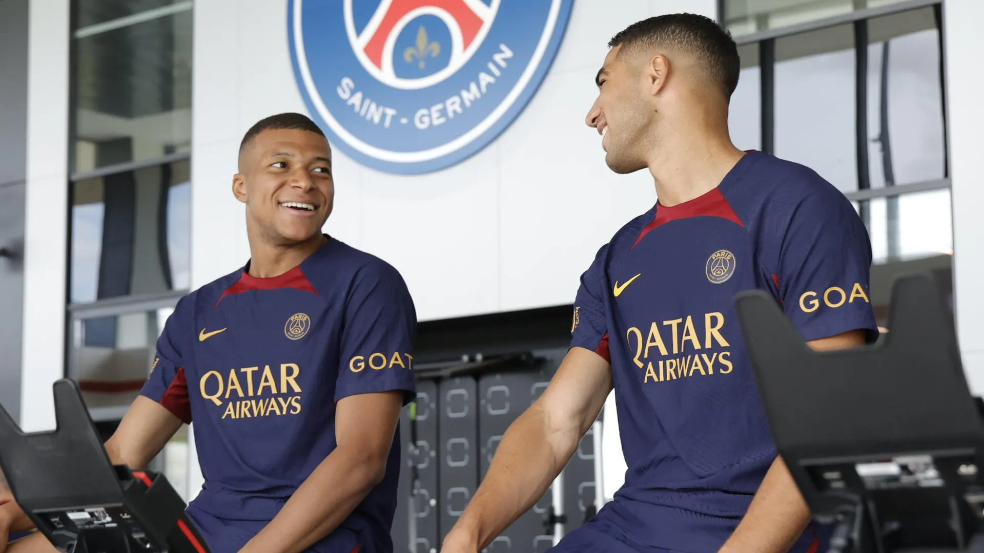 Mbappé sonríe a Hakimi Mbappé sonríe a Hakimi