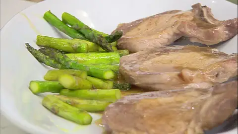 ¡Un segundo plato de escándalo! Receta de chuletas de cerdo glaseadas con espárragos verdes, de Arguiñano ¡Un segundo plato de escándalo! Receta de chuletas de cerdo glaseadas con espárragos verdes, de Arguiñano