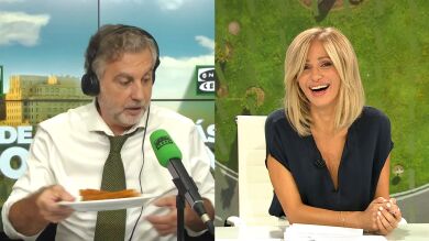  La divertida reacción del ministro Bolaños cuando Alsina le ofrece una porra: 