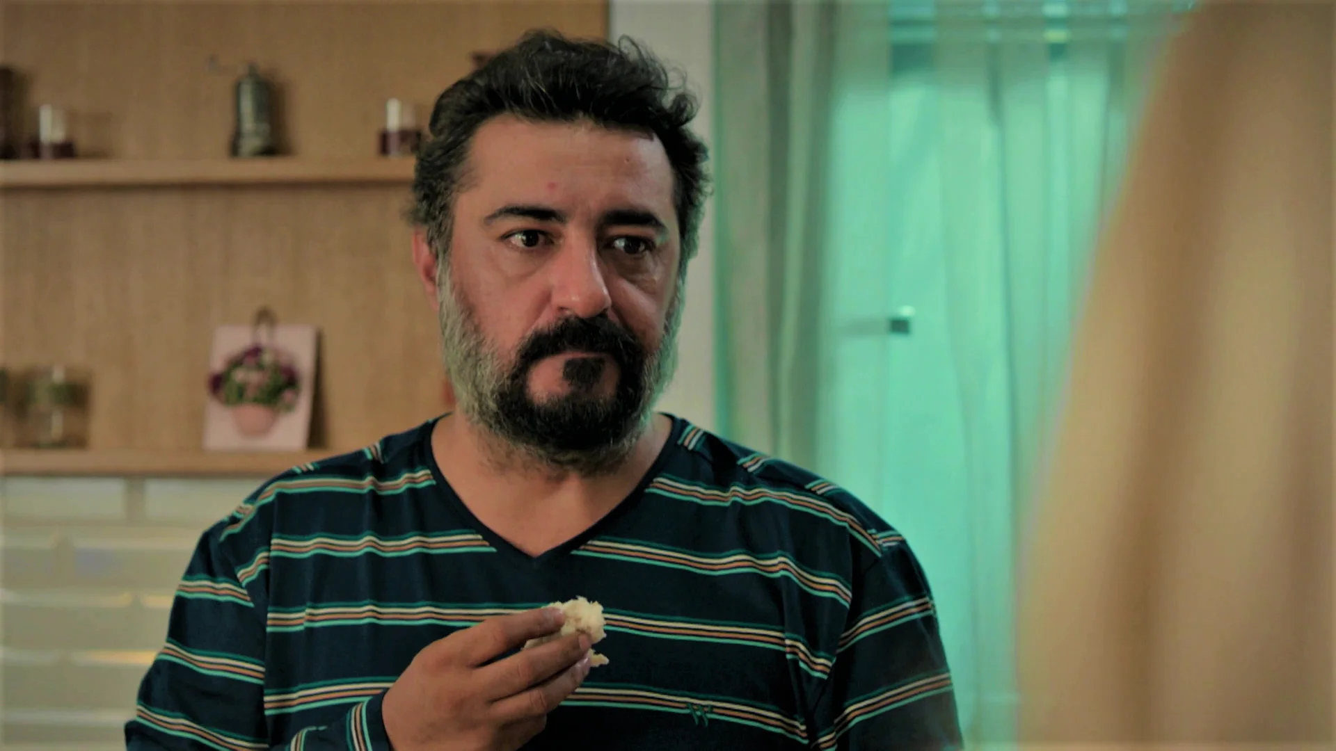 &iexcl;Pillado!: Nebahat descubre a Akif en su casa y vuelve a echarlo...&iquest;qu&eacute; har&aacute; ahora?