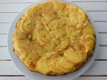 Imagen de archivo de una tortilla de patatas Imagen de archivo de una tortilla de patatas