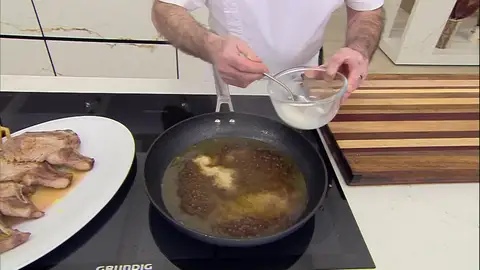 Vierte el agua sobre la harina de maíz Vierte el agua sobre la harina de maíz