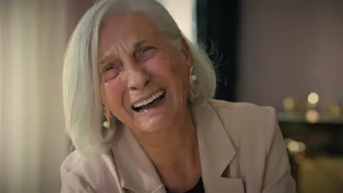 La señora Sevgi descubre el malvado plan que su hijo y su nuera quieren llevar a cabo contra ella: "Tenemos que incapacitarla" La señora Sevgi descubre el malvado plan que su hijo y su nuera quieren llevar a cabo contra ella: "Tenemos que incapacitarla"