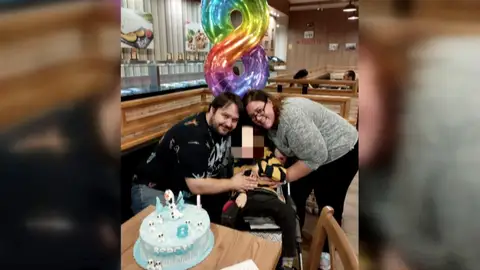 Indemnizados con 6 millones de euros por una negligencia médica en el parto: "El único consuelo es ver a nuestro hijo cada mañana" Indemnizados con 6 millones de euros por una negligencia médica en el parto: "El único consuelo es ver a nuestro hijo cada mañana"