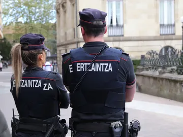 Agentes de la Ertzaintza Agentes de la Ertzaintza
