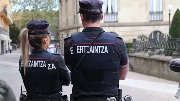 Agentes de la Ertzaintza Agentes de la Ertzaintza