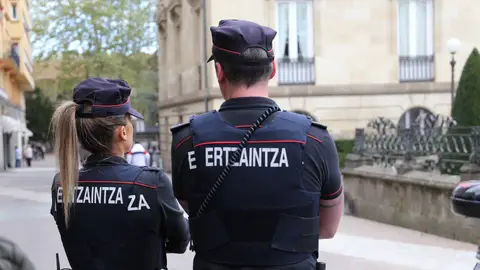 Agentes de la Ertzaintza Agentes de la Ertzaintza