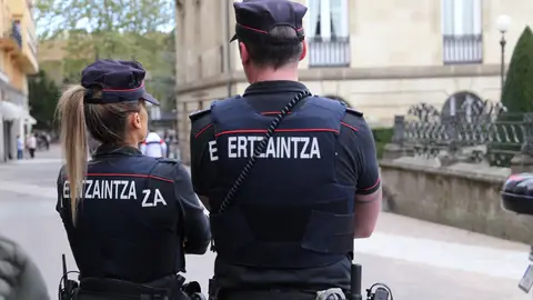 Agentes de la Ertzaintza Agentes de la Ertzaintza