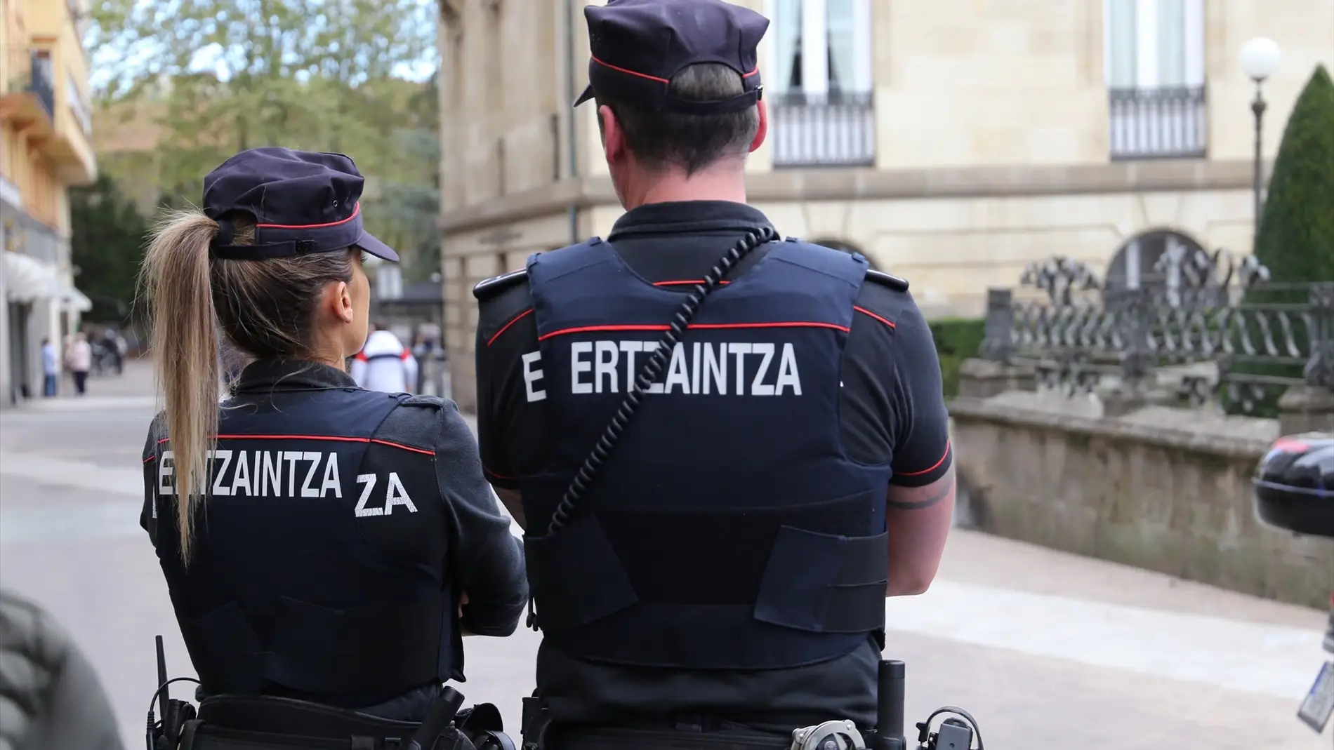 Agentes de la Ertzaintza Agentes de la Ertzaintza