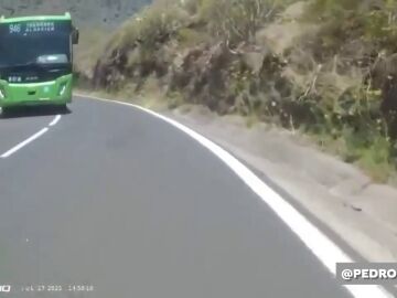 VÍDEO: un temerario adelantamiento casi le cuesta la vida a un ciclista en Tenerife
