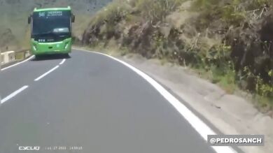 VÍDEO: un temerario adelantamiento casi le cuesta la vida a un ciclista en Tenerife
